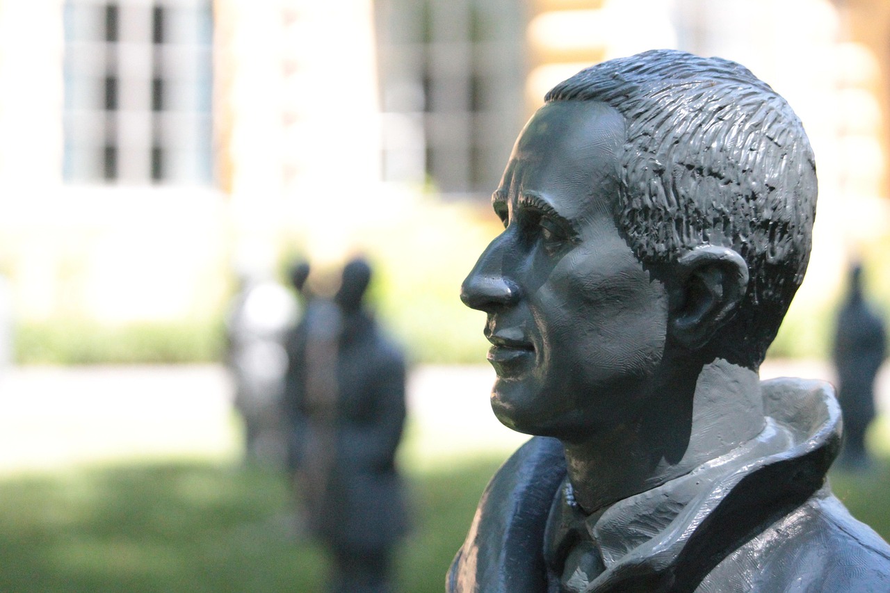 Brecht! – ein b.drückender Abend in der Backsteinkirche und Pfarrgarten Starkow