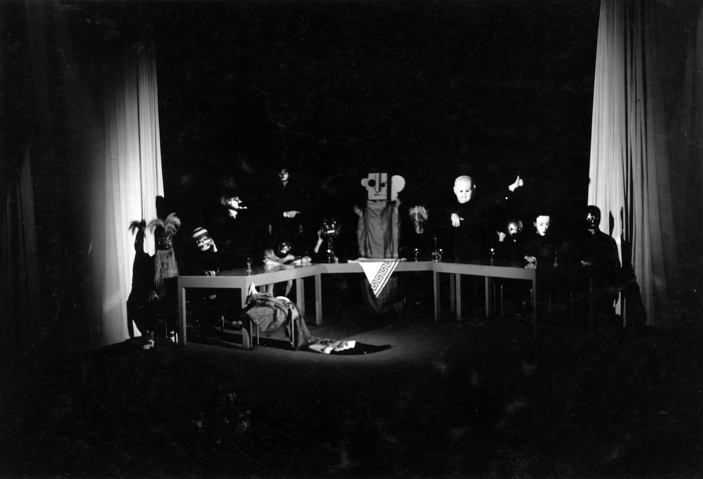 Performance "Maskenchor" nach Oskar Schlemmer