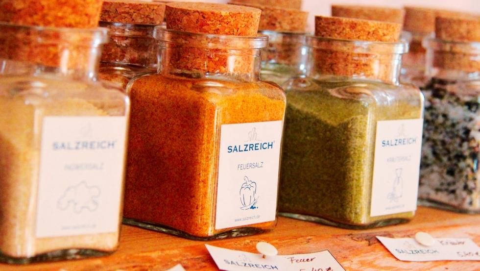 Verschiedene Salzprodukte im Salz-Shop